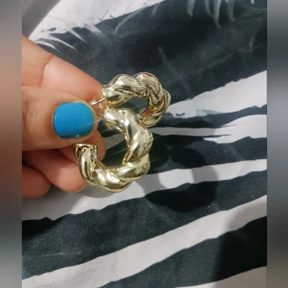 Women Fashion Gold Mini Hoop Earrings - Picture 5 of 6